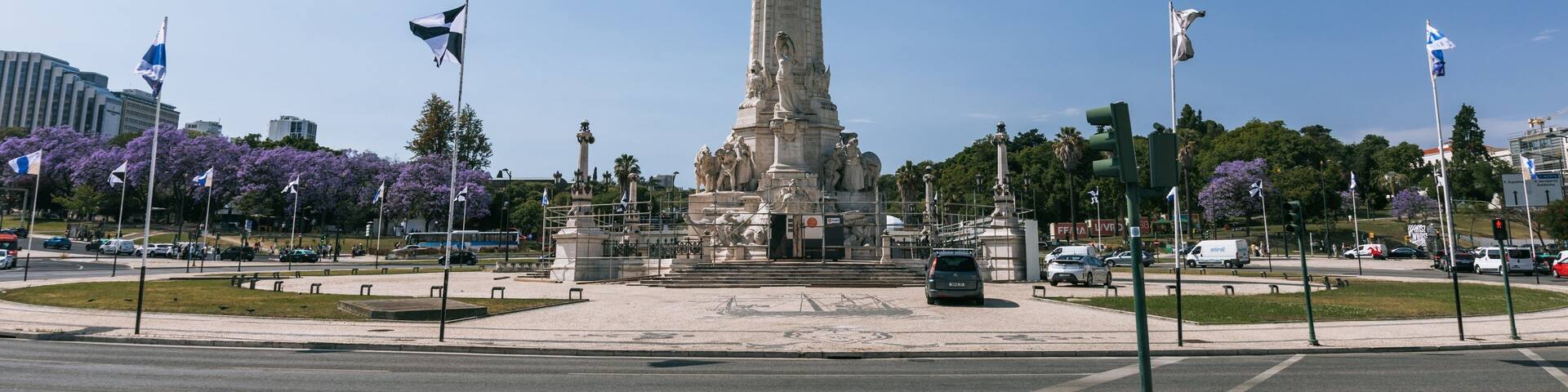 Marquis of Pombal Square showing a monument, a statue or sculpture and heritage elements