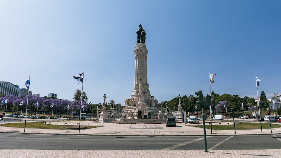 Marquis of Pombal Square showing a monument, a statue or sculpture and heritage elements