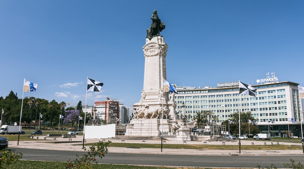 Marquis of Pombal Square showing a statue or sculpture