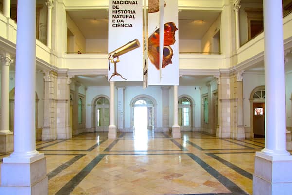 National Museum of Natural History mit einem historische Architektur, Beschilderung und Innenansichten