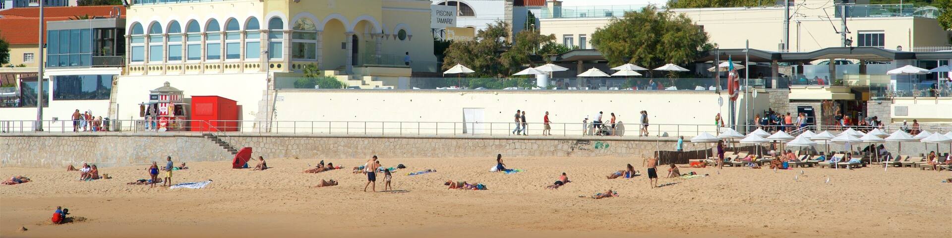 Tamariz Beach presenterar en sandstrand och kustutsikter sÄvÀl som en liten grupp av mÀnniskor