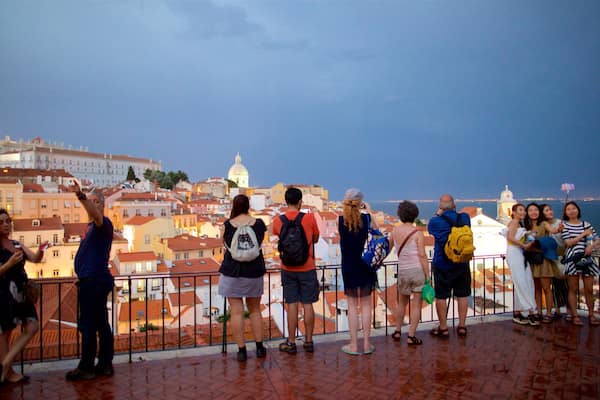 Aussichtspunkt von Santa Luzia das einen Küstenort, bei Nacht und Ansichten