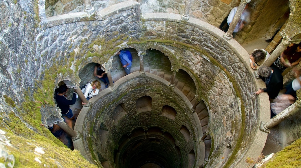 Quinta da Regaleira caracterizando elementos de patrimĂŽnio assim como um pequeno grupo de pessoas