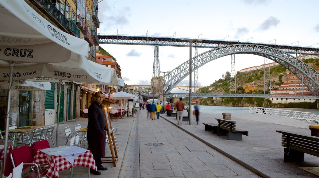 Puente Dom Luis I que incluye una ciudad, escenas urbanas y comer al aire libre
