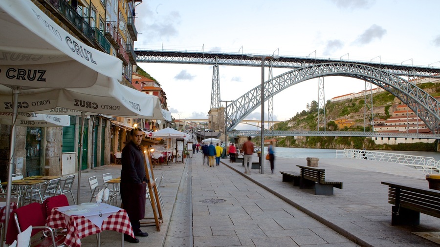 Dom Luis I -silta johon kuuluu katunäkymät, kyltit ja syöminen ulkona