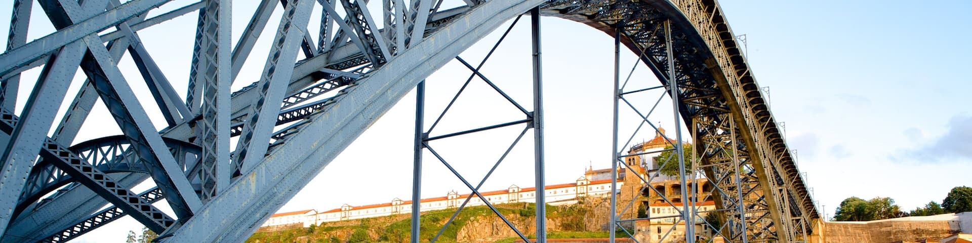 Dom Luis I Brücke das einen Brücke und Fluss oder Bach