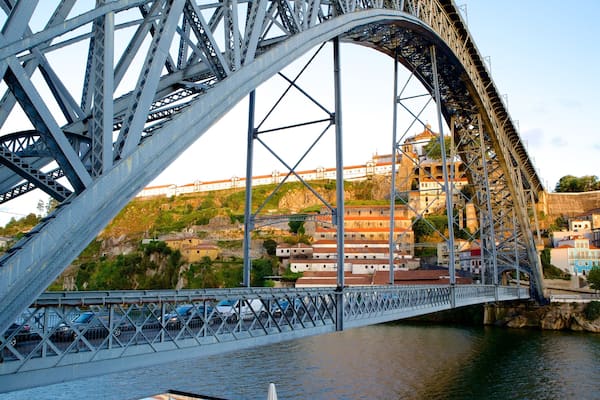 Pont Dom Luis I montrant pont et rivière ou ruisseau