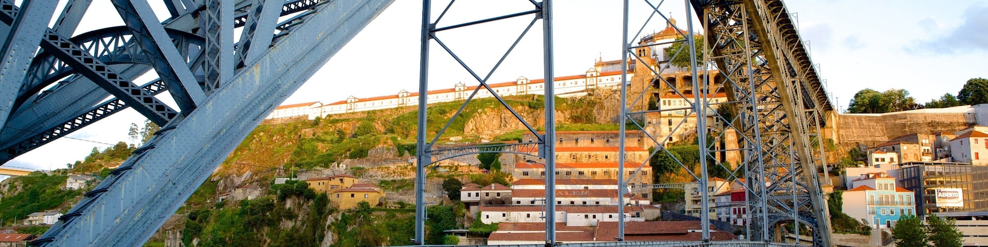 Ponte Dom Luís I mostrando um rio ou córrego e uma ponte
