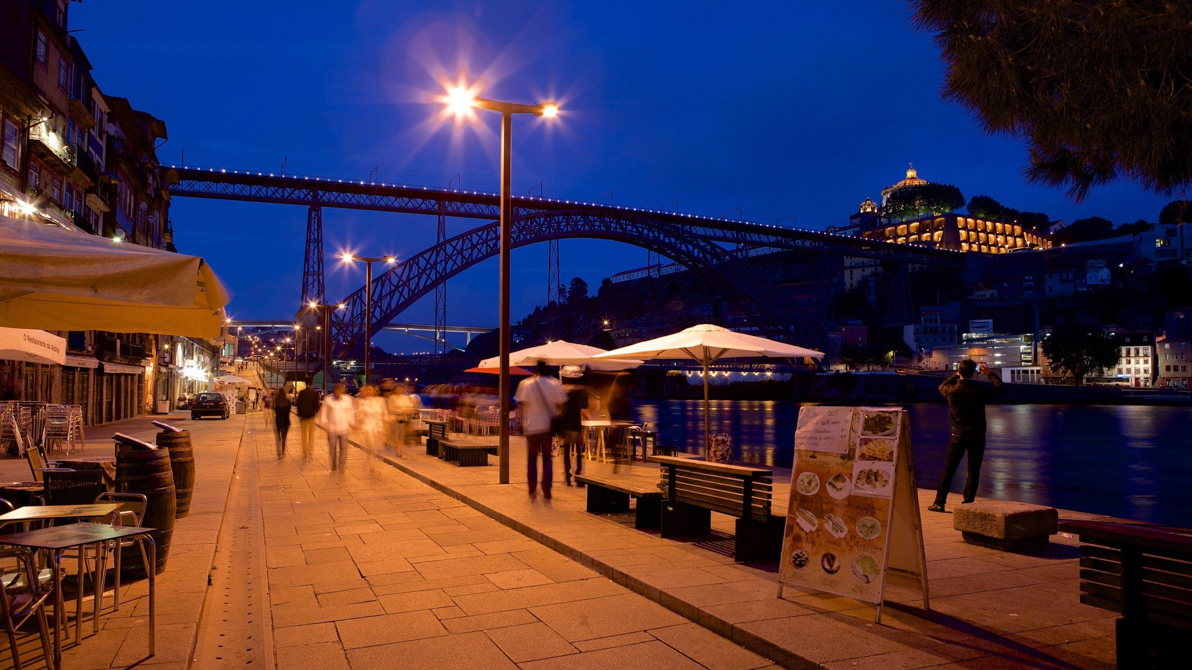 Puente Dom Luis I que incluye mercados, un río o arroyo y escenas urbanas