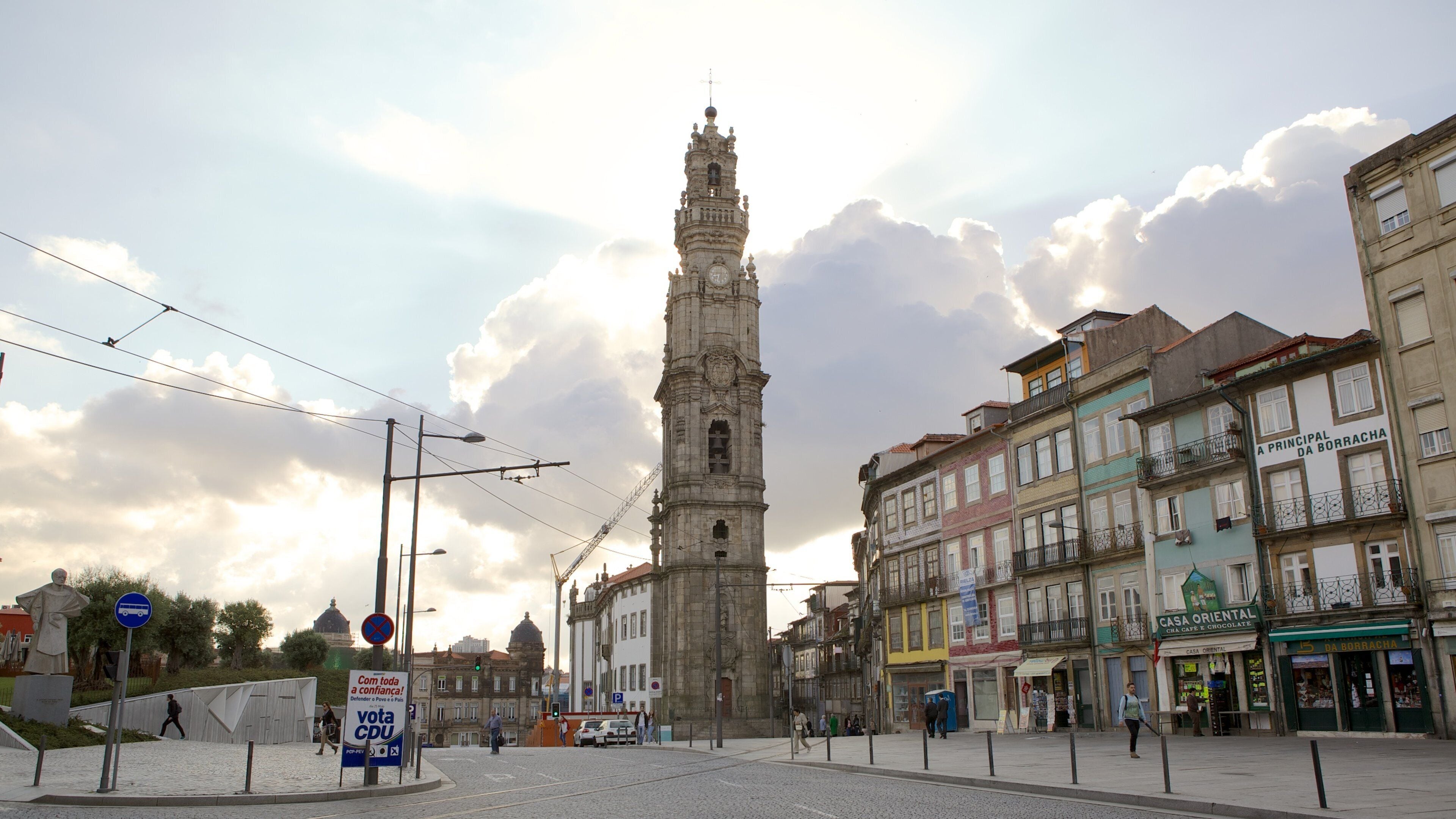 Porto showing a city and street scenes