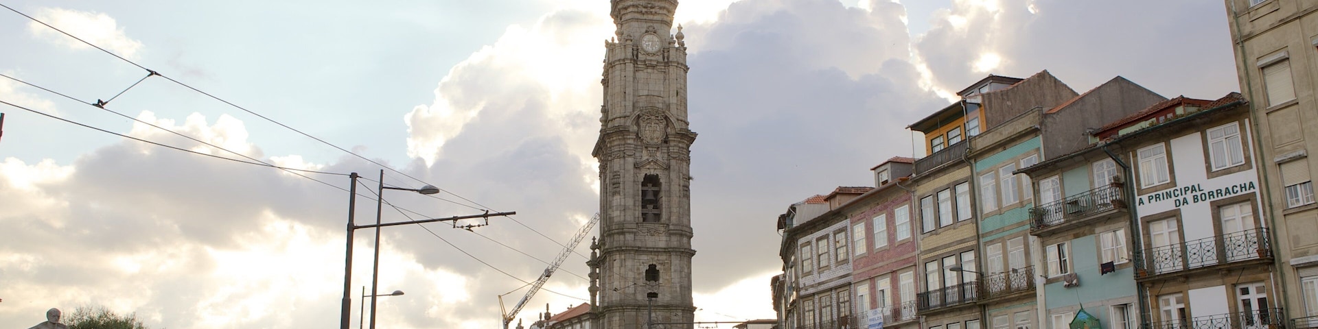 Porto que inclui cenas de rua e uma cidade