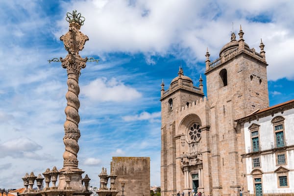 Une église historique dotée d’un haut clocher et d’une colonne torsadée.