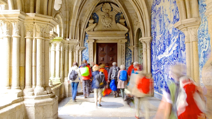 Catedral de Oporto que incluye una iglesia o catedral, arquitectura patrimonial y vista interna