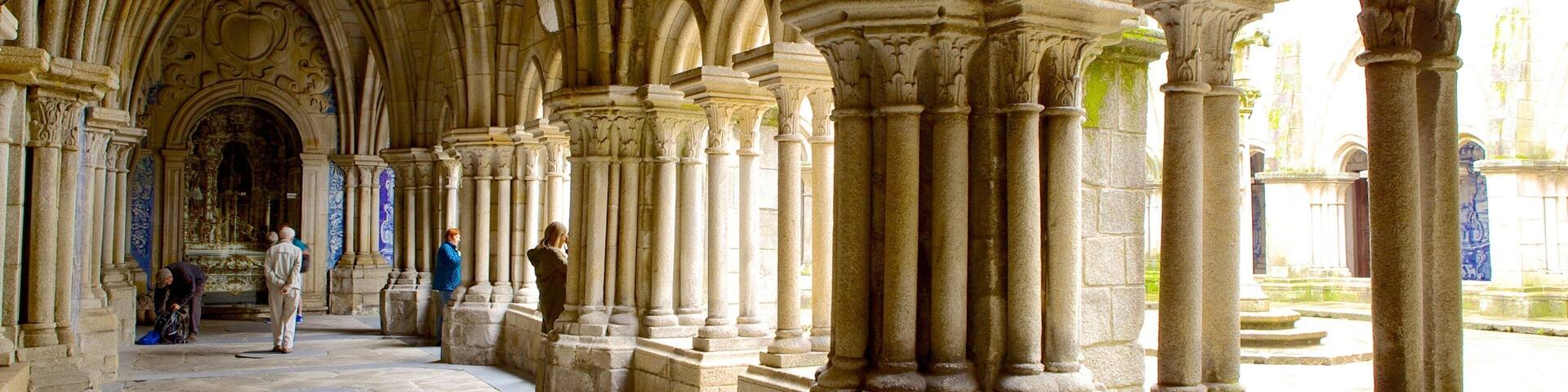 Porto Cathedral showing a church or cathedral, interior views and heritage architecture