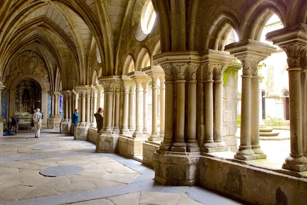 Porto Cathedral showing a church or cathedral, interior views and heritage architecture
