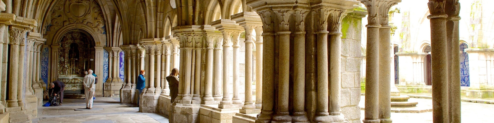 Porto Cathedral showing a church or cathedral, interior views and heritage architecture