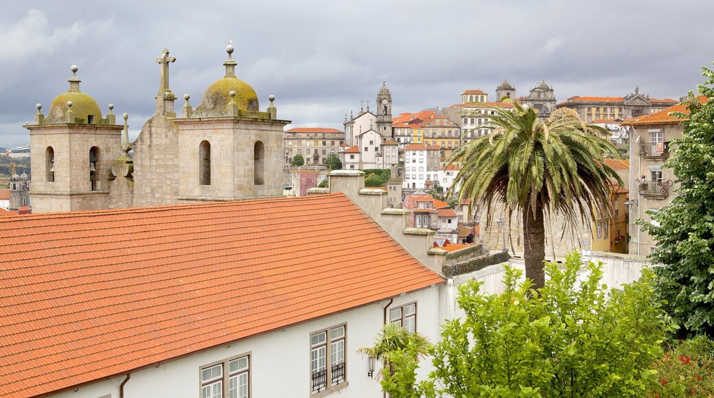 Porto Cathedral which includes religious elements, a church or cathedral and heritage architecture