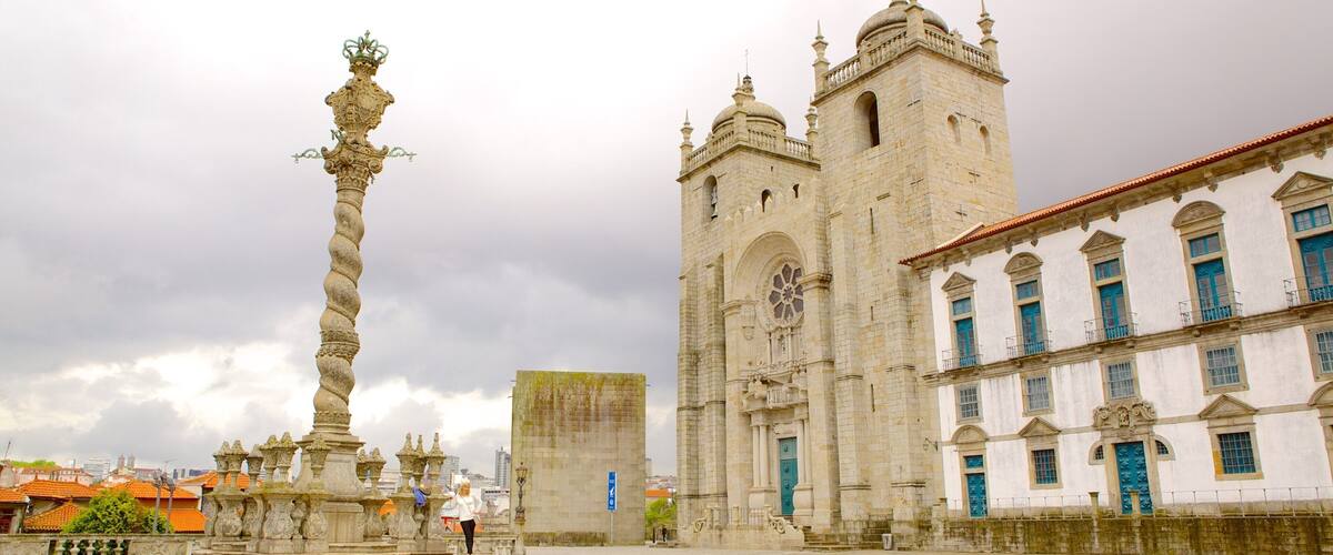 Porto Cathedral showing a monument, a square or plaza and religious elements