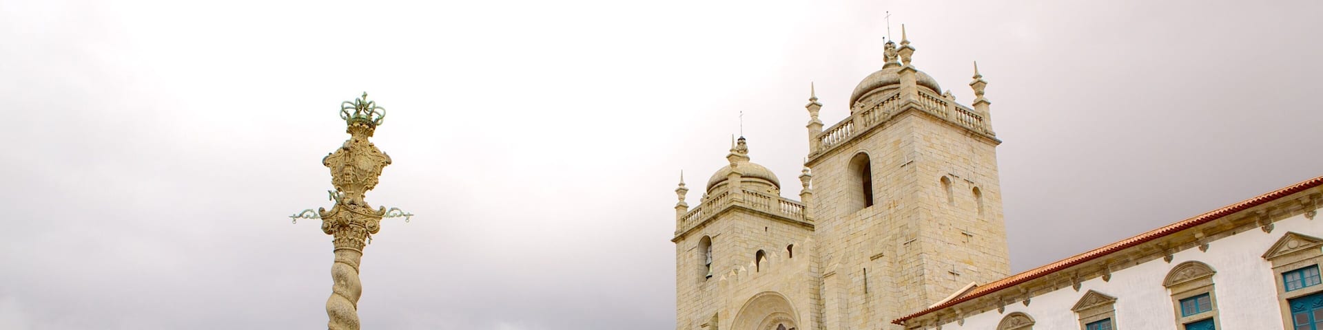 Porto Cathedral showing heritage architecture, religious aspects and a monument
