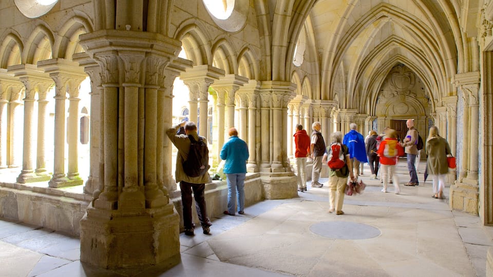 Porto Cathedral showing heritage architecture, interior views and a church or cathedral
