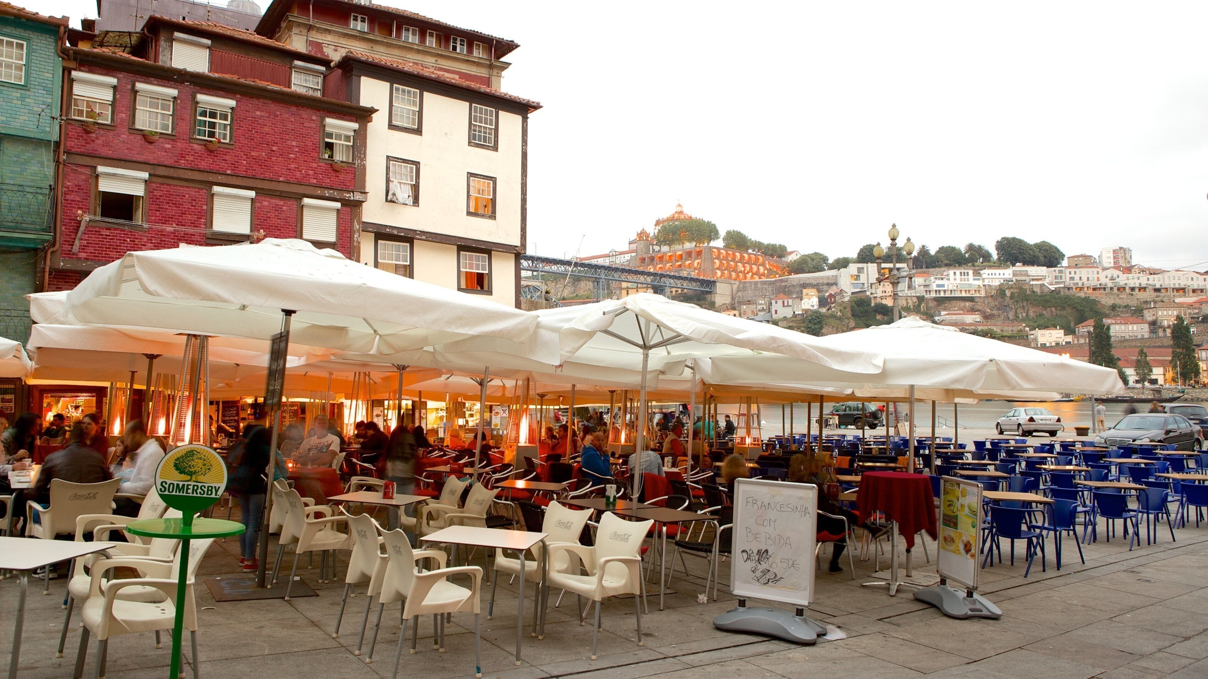 Praça da Ribeira caracterizando uma cidade, cenas de cafeteria e sinalização