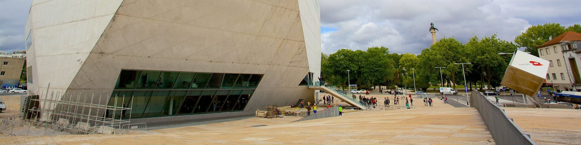 Haus der Musik mit einem moderne Architektur und Straßenszenen