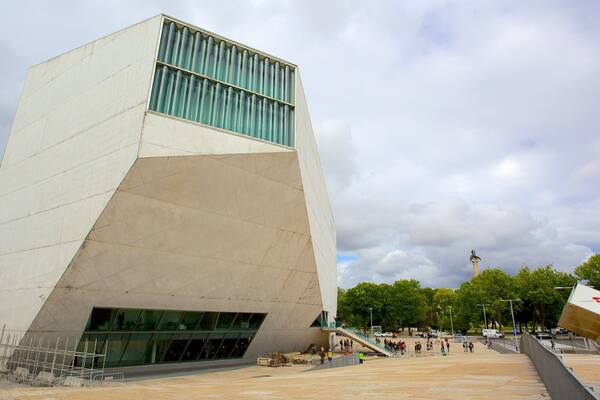 Haus der Musik mit einem moderne Architektur und Straßenszenen