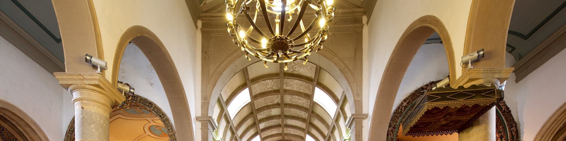 Cattedrale di Faro mostrando chiesa o cattedrale, vista interna e oggetti d\'epoca