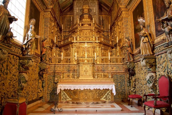 Cathédrale de Faro montrant église ou cathédrale, vues intérieures et patrimoine historique