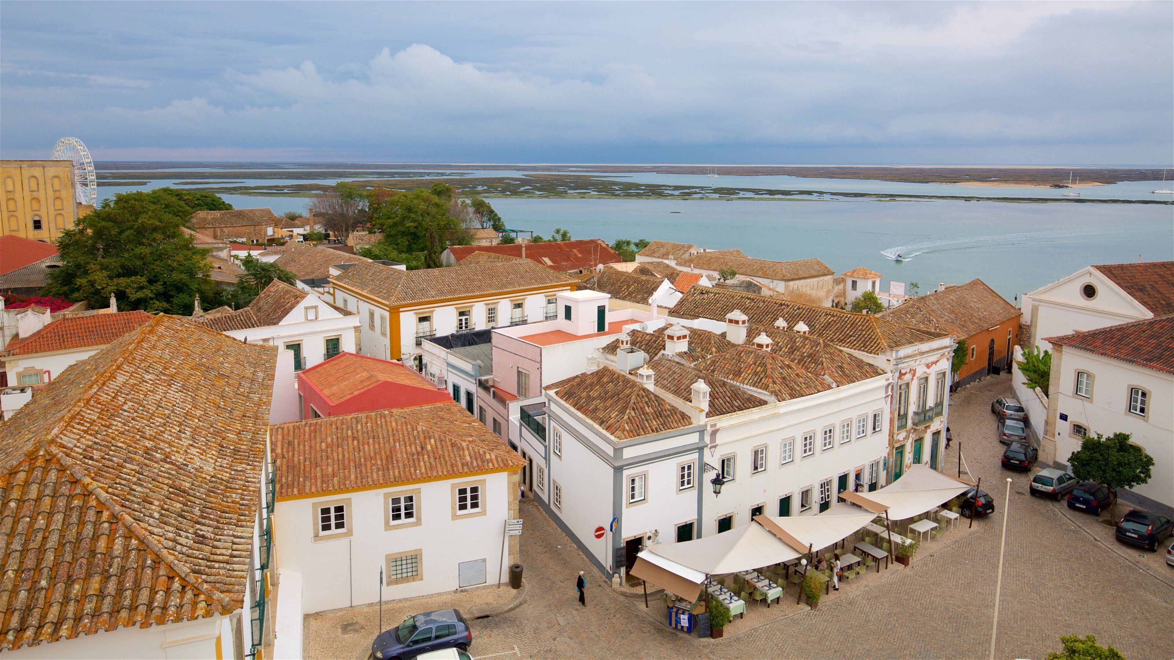Catedral  de Faro ofreciendo una ciudad costera