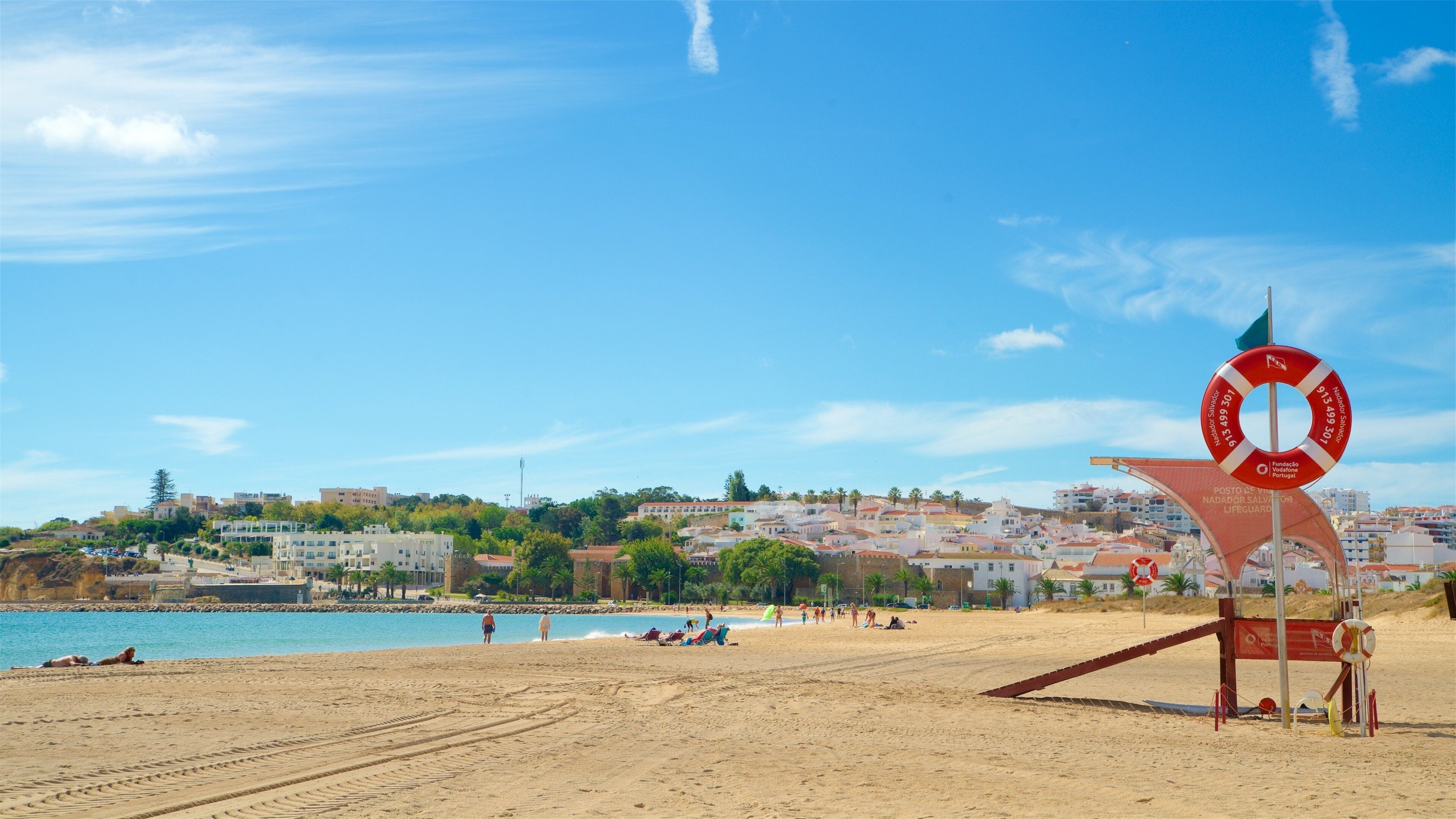 Meia Praia strand fasiliteter samt kystby, strand og kyst
