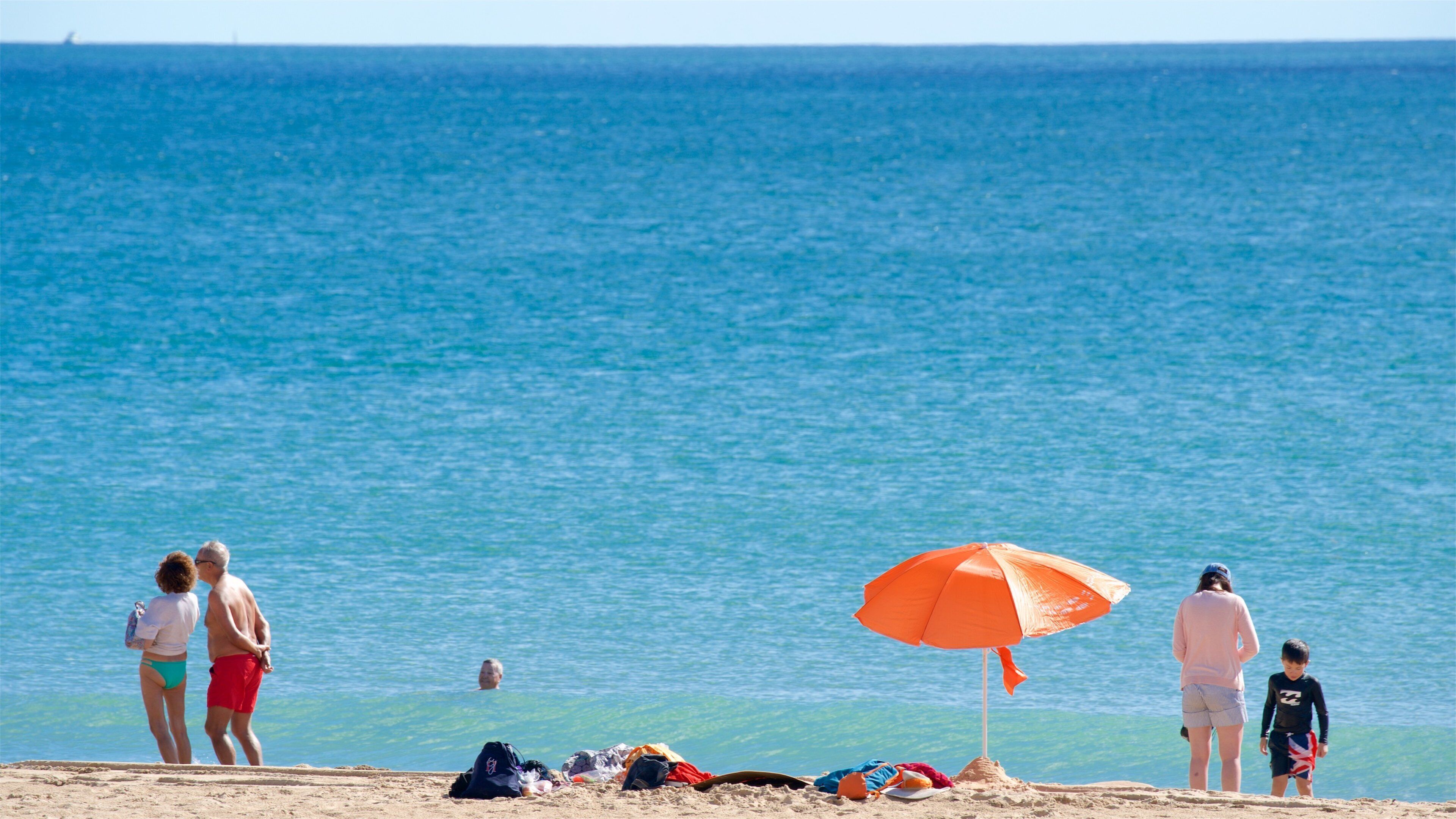 メイア プライア ビーチ フィーチャー 砂浜 と 海岸線の眺め 及び 少数の人々