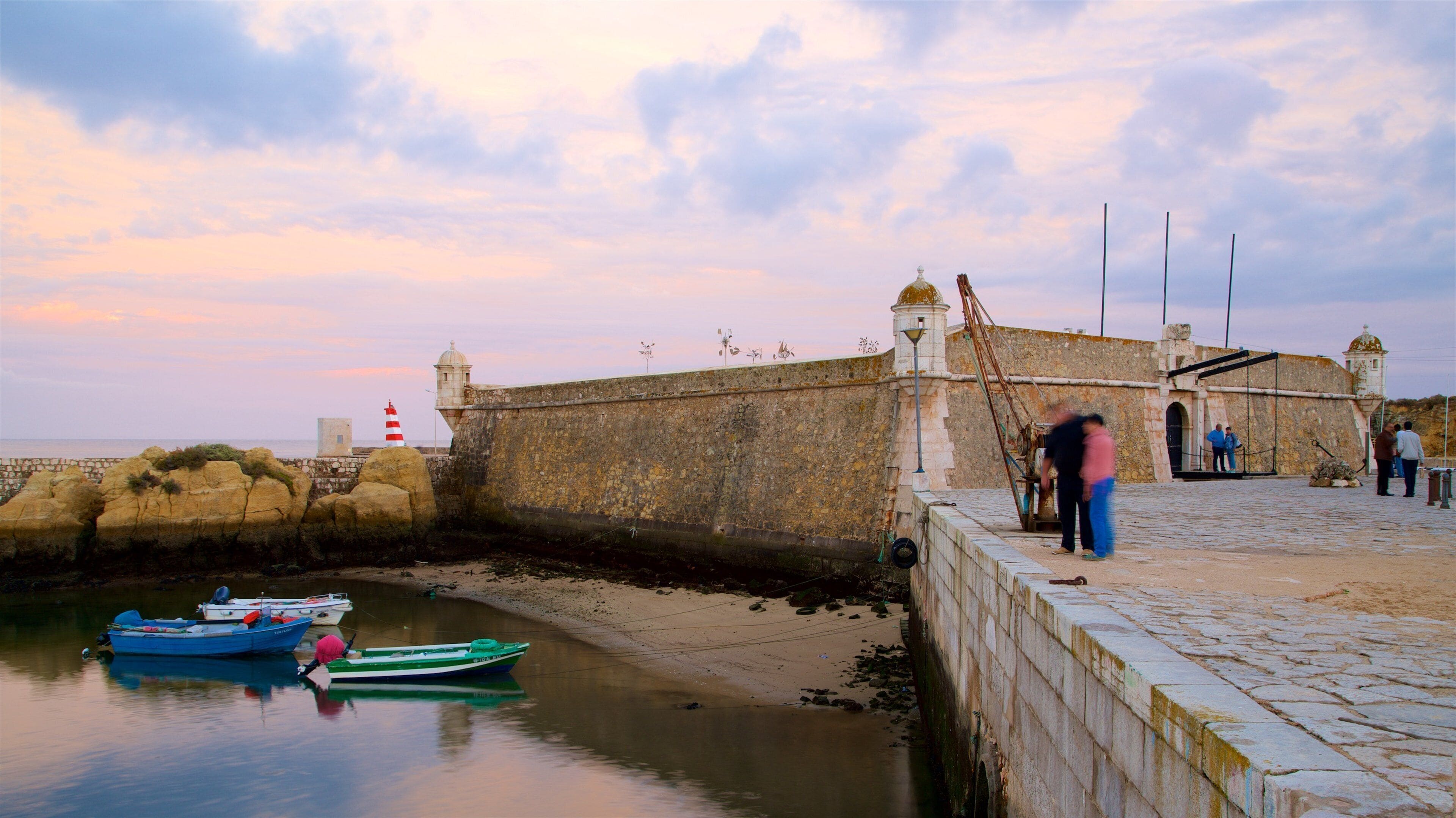 Lagos som inkluderer solnedgang og kyst