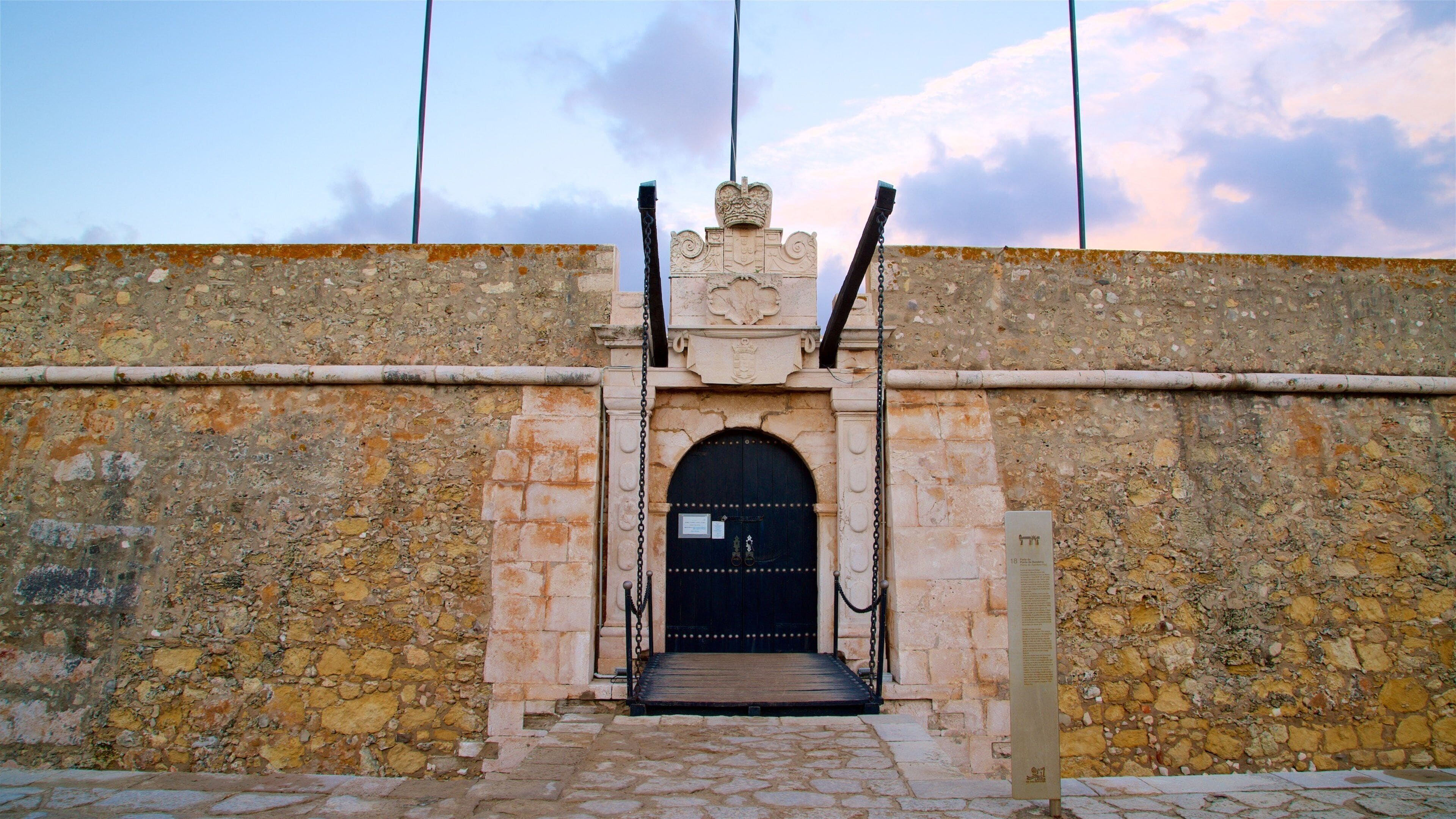Ponte da Bandeira Fort which includes heritage elements