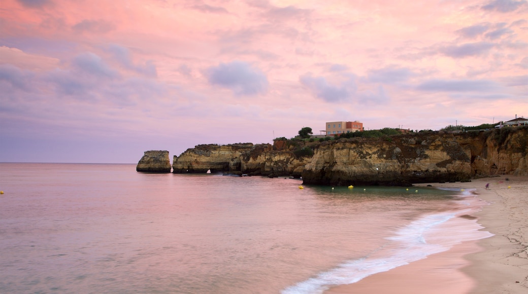 Spiaggia di Batata caratteristiche di tramonto, costa rocciosa e vista della costa