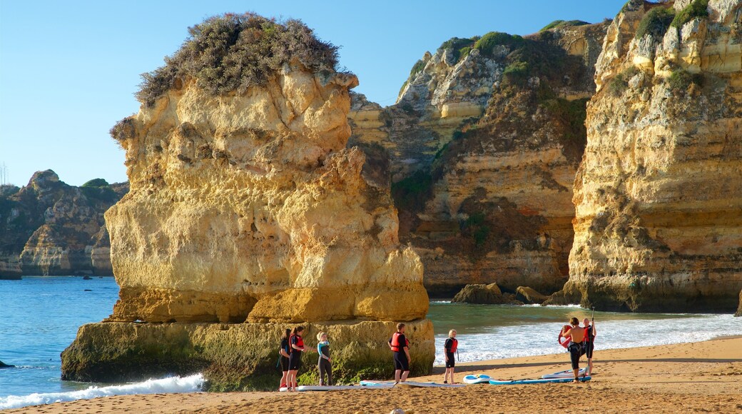 Strand Dona Ana bevat een strand, rotsachtige kustlijn en algemene kustgezichten