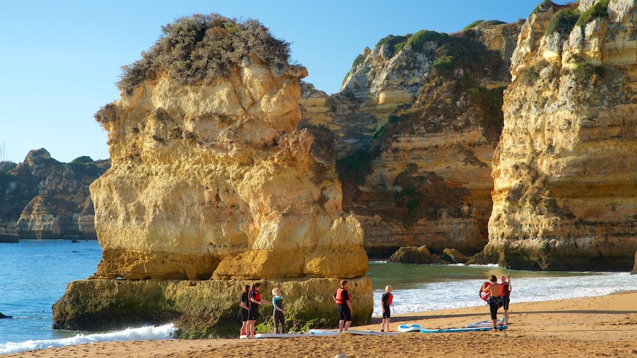 Playa de Dona Ana que incluye vistas generales de la costa, una playa y costa escarpada