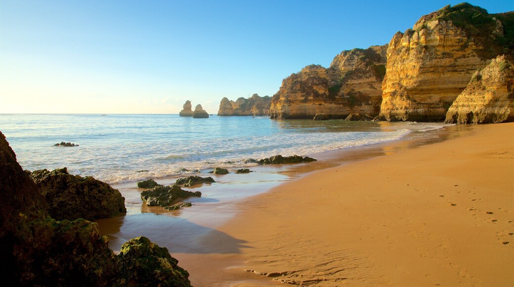 Strand Dona Ana bevat een zandstrand, ruige kustlijn en algemene kustgezichten