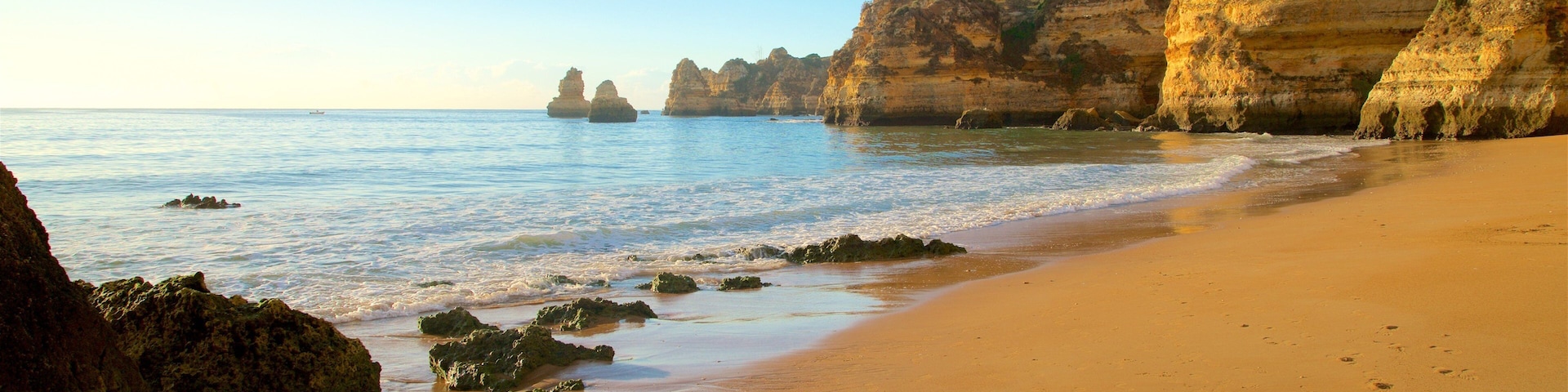 Praia Dona Ana caracterizando paisagens litorâneas, litoral acidentado e uma praia de areia