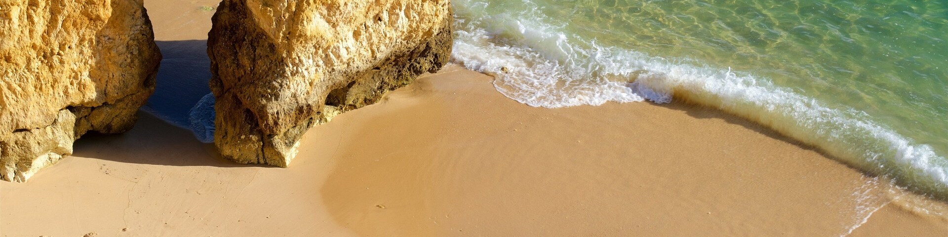 Playa de Camilo ofreciendo litoral rocoso, una playa de arena y vistas de una costa