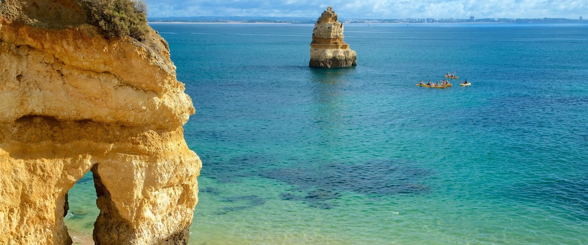 Praia do Camilo som inkluderar klippig kustlinje, en strand och kustutsikter