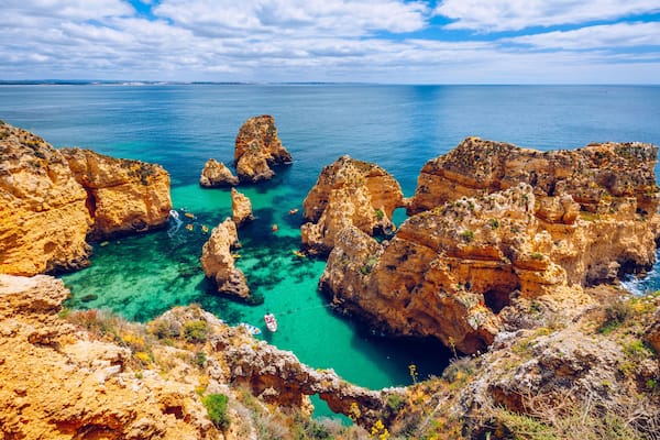 Un paysage côtier caractérisé par des formations rocheuses et des eaux turquoise d’une clarté exceptionnelle.