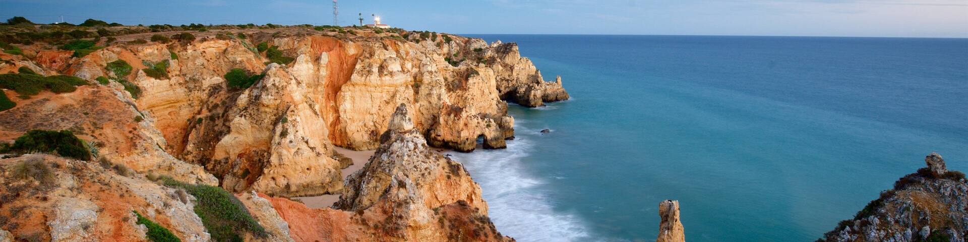 Phare de Lagos mettant en vedette vues littorales et côte escarpée