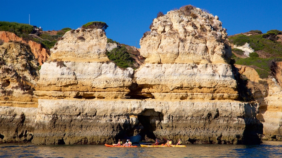 Faro de Lagos mostrando costa rocosa, kayaks o canoas y vista general a la costa