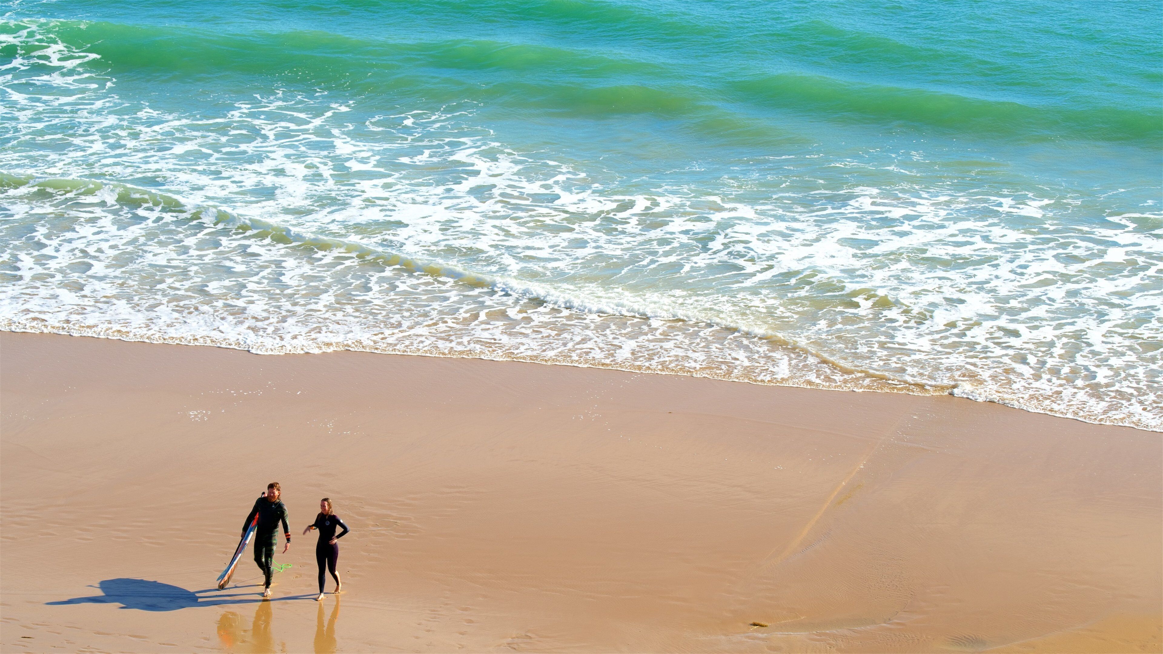 Porto de Mós strand fasiliteter samt surfing, sandstrand og kyst