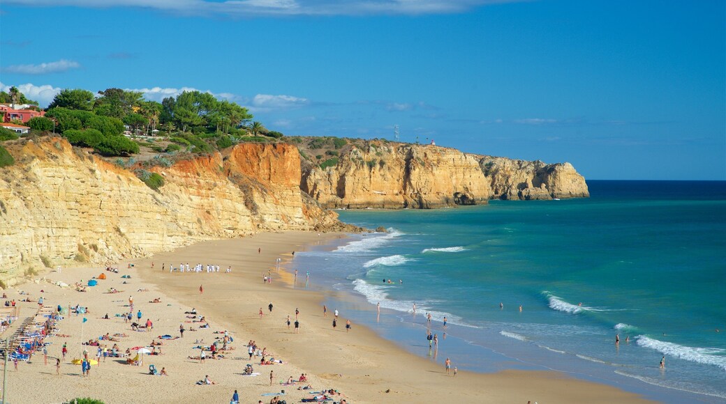 Porto de Mós strand som viser stenete kystlinje, kyst og sandstrand