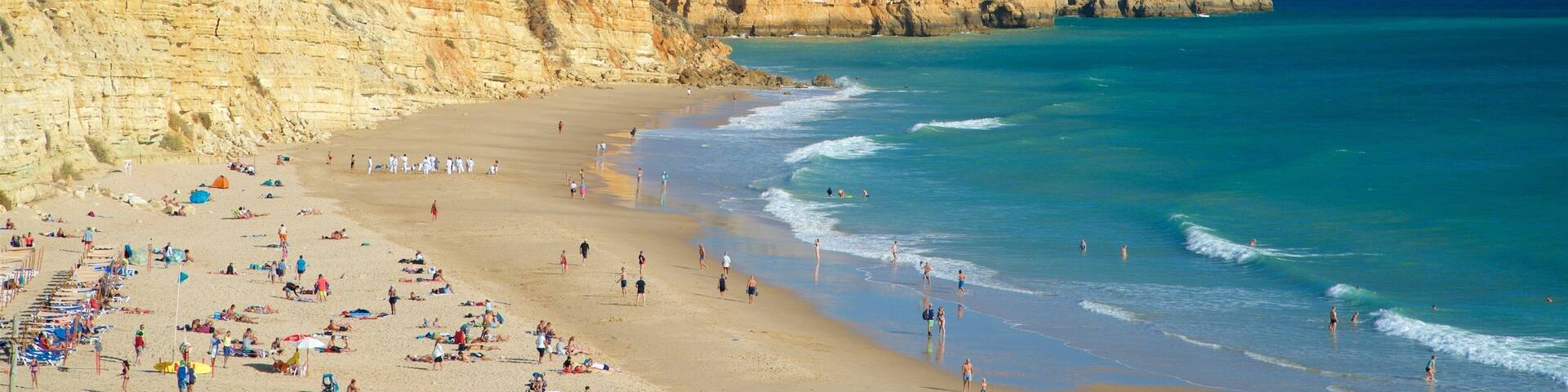 Playa Porto de Mos ofreciendo vistas generales de la costa, una playa y costa escarpada
