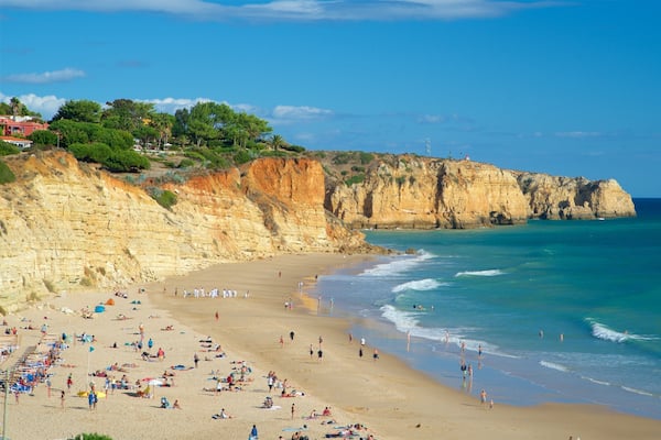Strand Mos mit einem Sandstrand, allgemeine Küstenansicht und Felsküste