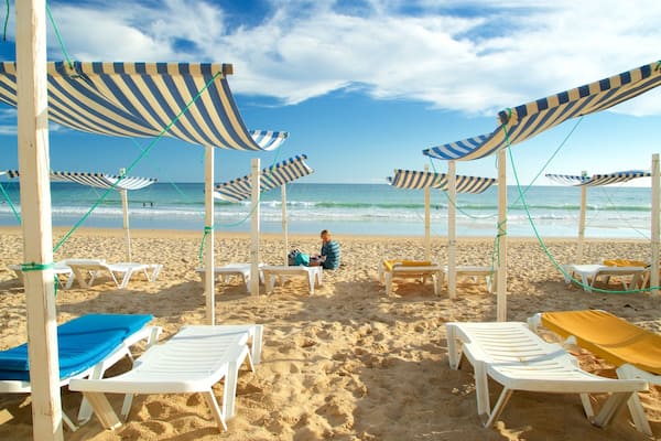 Strand Mos mit einem allgemeine Küstenansicht und Strand sowie einzelne Frau