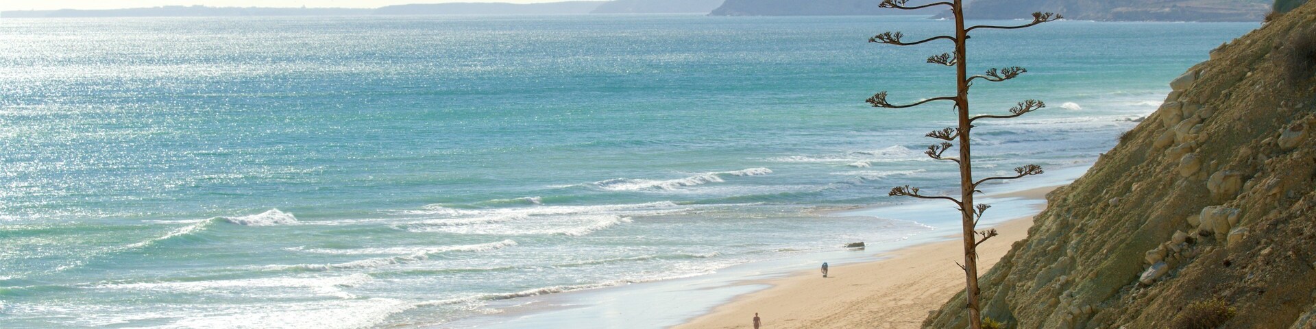 Praia do Porto de Mós mostrando uma praia de areia e paisagens litorâneas